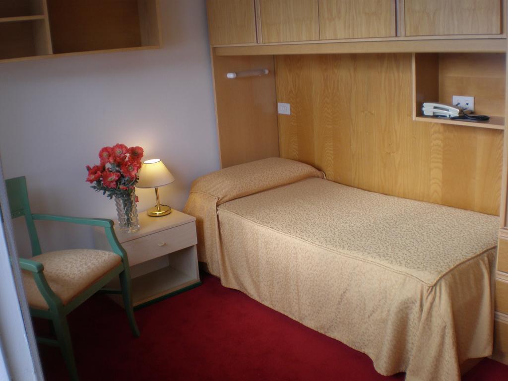 לידו די ג'סולו Hotel Majestic חדר תמונה