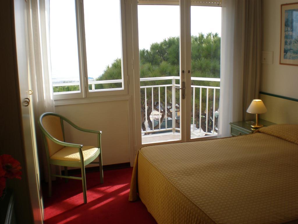 לידו די ג'סולו Hotel Majestic חדר תמונה