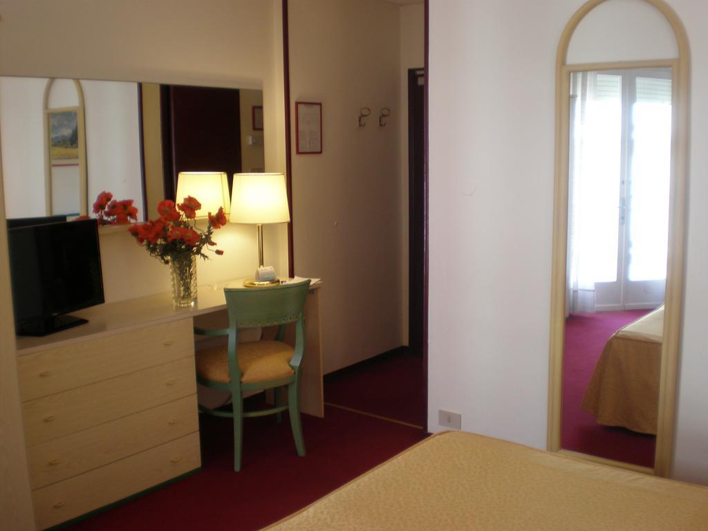 לידו די ג'סולו Hotel Majestic חדר תמונה